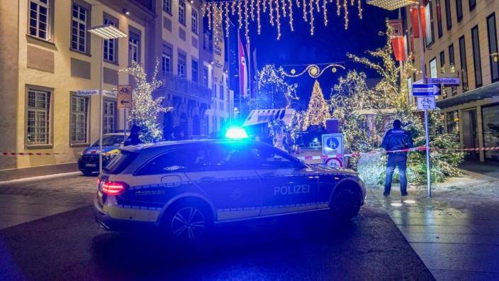 Baden-Württemberg: Polizeibeamte sichern den Weihnachtsmarkt in Göppingen ab.