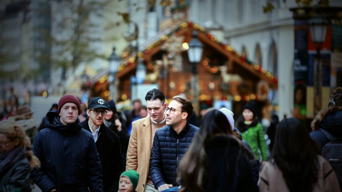 Löhne: Auf den Weihnachtsmärkten und in den Innenstädten, wie hier in München, locken vor dem Fest eine Menge Gelegenheiten, Geld auszugeben. Da wäre eine Zulage vom Arbeitgeber willkommen - doch fast jeder zweite Beschäftigte in Deutschland bekommt kein Weihnachtsgeld.