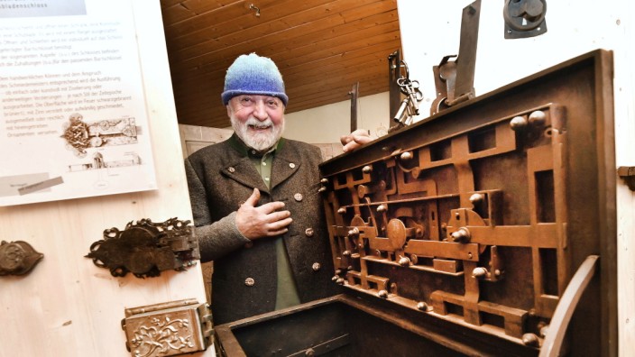 Kunstschlosser präsentiert sein Handwerk: Walter Spensberger gilt als Institution in Dießen und Umgebung. Hier ist er mit Schrank- und Schubladenschlössern und einer alten Truhe zu sehen.