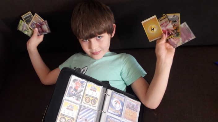 SZ-Serie: Kuriose Geschenke: Paul aus Ebersberg sammelt Pokémon-Karten, noch viel lieber verpackt er sie aber - und das mit großem Überraschungseffekt.