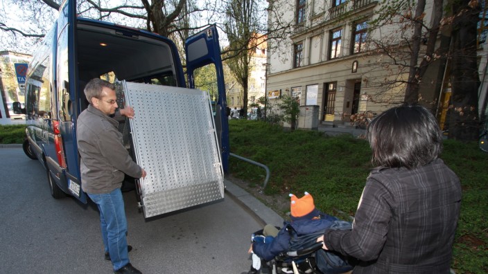 Besondere Dienstleistung: Der Kleinbus sollte auch Kinderwagen und Rollstuhlfahrer befördern können.