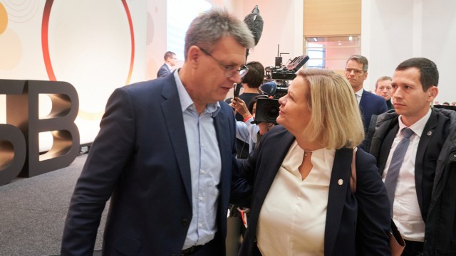 Deutsche Olympiabewerbung: Inhaltlich viel weiter auseinander, als es das Bild nahelegt: DOSB-Präsident Thomas Weikert verabschiedet Bundesinnenministerin Nancy Faeser (SPD) bei der Mitgliederversammlung in Frankfurt.