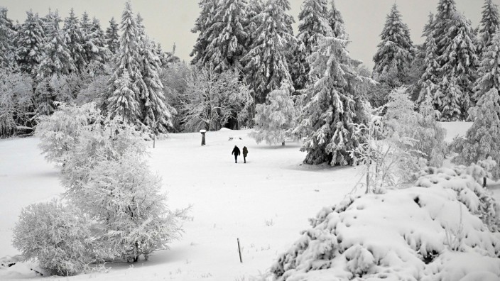 Aktuelles Lexikon: Schnee, hier am Wochenende bei Winterberg.