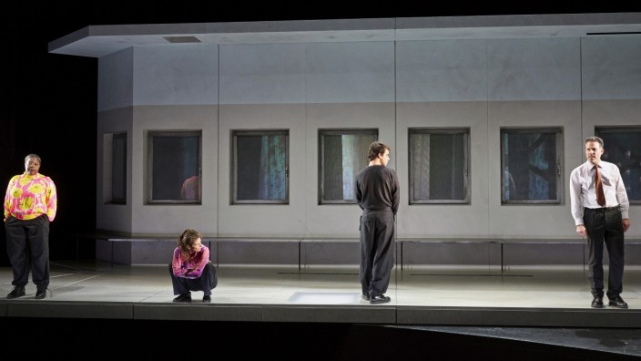 Theater: "Das Kind, es lebt": Christine Grant, Stella Hilb, Max Landgrebe und Alban Mondschein in "Fremd".