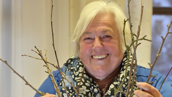 Advent für Anfänger: Barbara Bogner stellt jedes Jahr an ihrem Namenstag Zweige eines Obstbaumes in einen Krug mit Wasser, damit er bis Weihnachten Blüten trägt.
