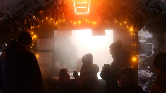Adventsmärkte: Der Kälte trotzen die Besucher des Pullacher Christkindlmarktes mit einem Glühwein oder Kinderpunsch.