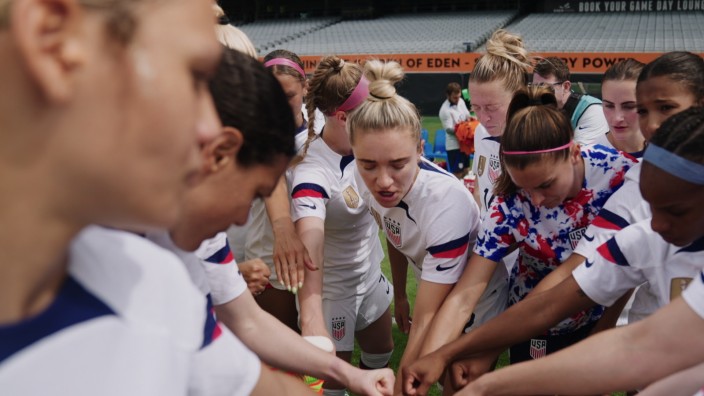 Streaming: Drama geht immer: Szene aus der Netflix-Doku "Under Pressure" über die Frauen-Fußballnationalmannschaft der USA.