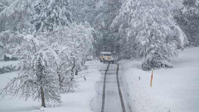 Wintereinbruch in Bayern: In Windberg im Landkreis Straubing-Bogen kämpft sich am Samstag ein Autofahrer durch den Schnee.