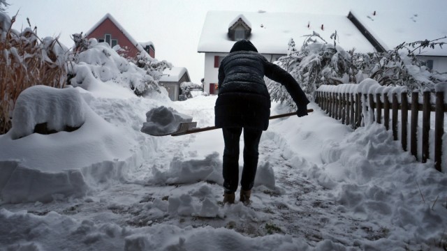 Wintereinbruch in Bayern: Schneeschaufeln war auch im schwäbischen Kaufbeuren angesagt.