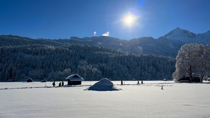 Wintereinbruch in Bayern: Die sonnigen Seiten des Winters genießen Ausflügler am Sonntag bei Garmisch-Partenkirchen.