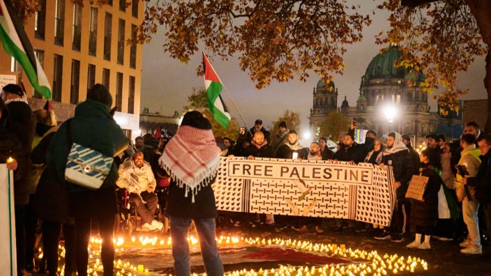 Nahostkonflikt: Demonstranten mit einem "Free Palestine"-Banner im November in Berlin.