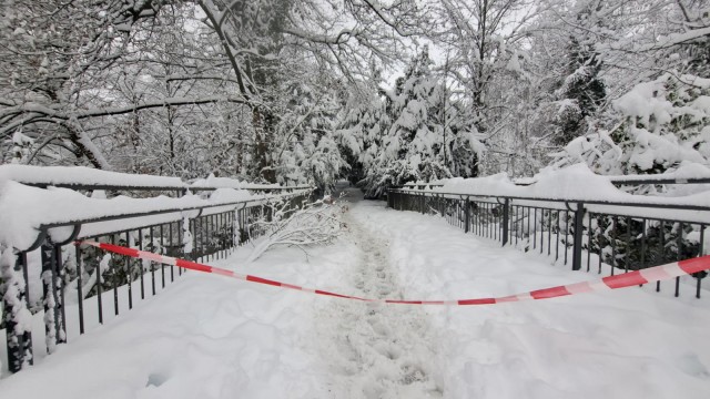 Unwetter: Der Weg zur Martin-Huber-Treppe in die Dachauer Altstadt ist gesperrt.