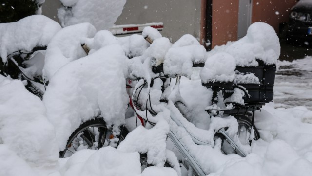 Unwetter: Der Schnee hält überall gut, auch auch Fahrrädern.