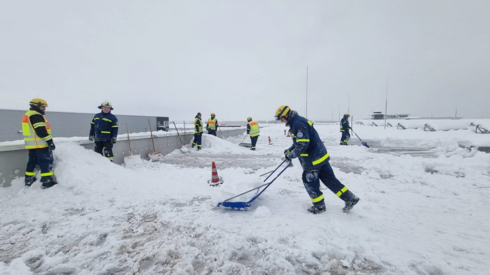 Unwetter: Einsatzkräfte des Technischen Hilfswerk und der Feuerwehr räumen ein Flachdach im Gewerbegebiet Gada in Bergkirchen.
