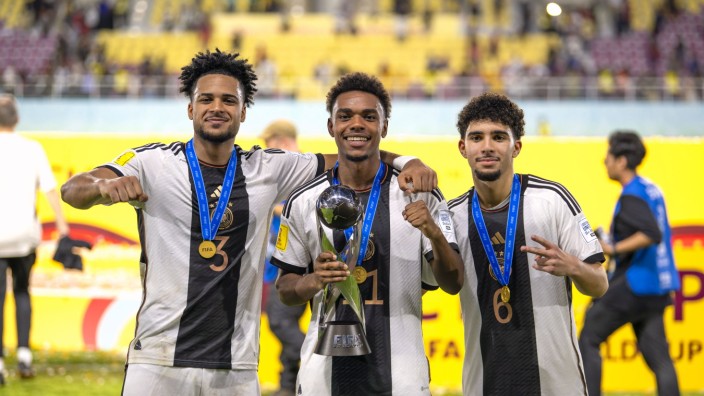 U-17-Weltmeisterschaft: Die U-17-Nationalspieler Almugera Kabar, Charles Herrmann und Fayssal Harchaoui mit dem WM-Pokal