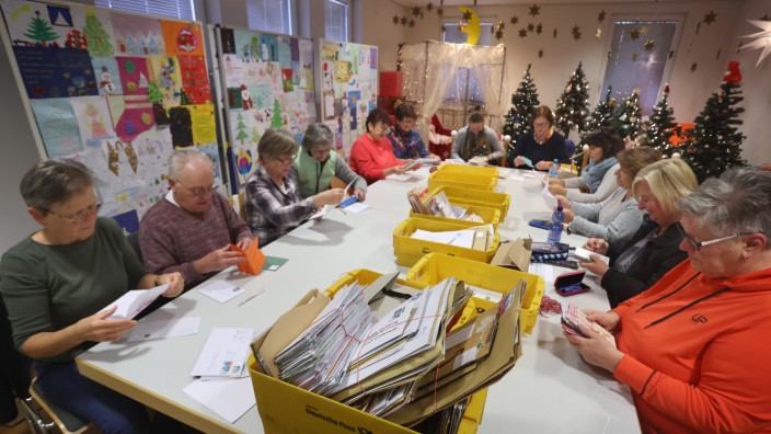 Himmelstadt: Freiwillige Mitarbeiter sortieren im Weihnachtspostamt Briefe an das Christkind aus aller Welt.