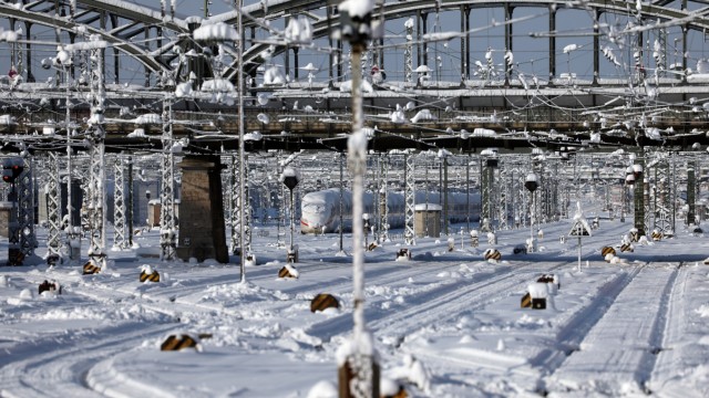 Der Schnee-Rekord und die Folgen: Kein Zug wird kommen: Unter der Hackerbrücke tat sich bei der Ein- und Ausfahrt zum Münchner Hauptbahnhof am Wochenende nur wenig.