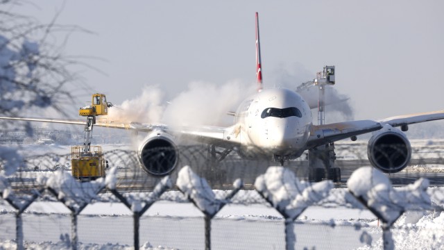 Der Schnee-Rekord und die Folgen: Bei niedrigen Temperaturen wird jedes Flugzeug vor dem Start enteist.