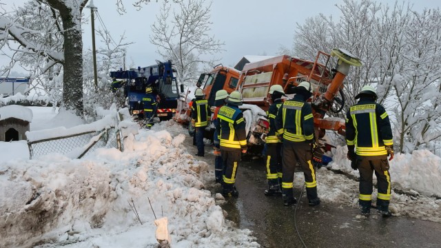 Winterchaos: In Zurnhausen rutschte ein Räumfahrzeug des Winterdiensts in den Graben und musste in einer mehrstündigen Aktion geborgen werden.