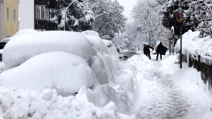 Winterchaos: Schneeschippen war am Samstag angesagt. Wie hier in der Erdinger Straße in Freising.