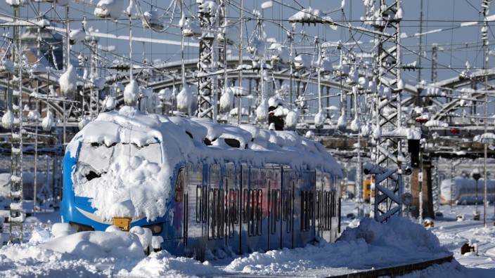 SZ am Abend: Am Münchner Hauptbahnhof ging am Samstag gar nichts mehr: Der Zugverkehr wurde wegen der Schneemassen eingestellt.