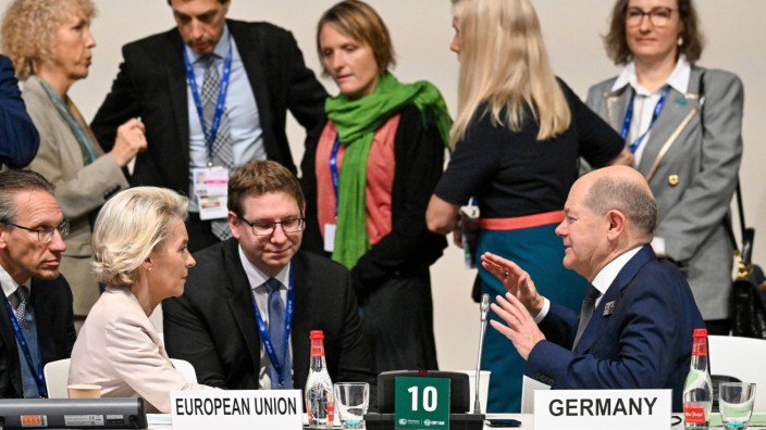 Weltklimakonferenz in Dubai: Bundeskanzler Olaf Scholz (rechts) und Ursula von der Leyen (links), Präsidentin der Europäischen Kommission, bei der Weltklimakonferenz in Dubai. Deutschland und die EU wollen den Ausstieg aus fossilen Energien forcieren.