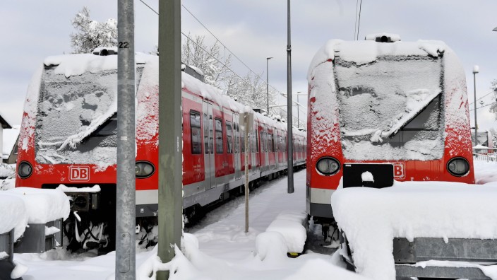 Gestörter Schienenverkehr: Auch am Herrschinger Bahnhof stand alles still. Die Züge sind zugeschneit und müssen technisch überprüft werden.