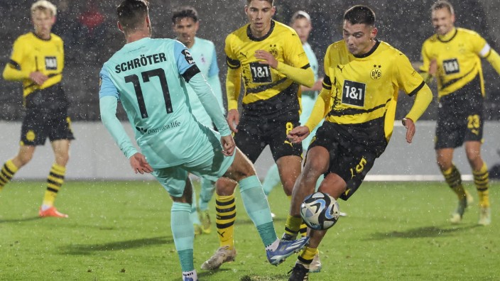 Dritte Liga: Nichts zu holen im Stadion Rote Erde: Hier kann Morris Schröter vom TSV 1860 den Dortmunder Mario Suver nicht stoppen.