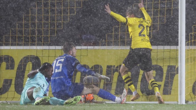 Dritte Liga: Torhüter David Richter und Leroy Kwadwo vom TSV 1860 messen sich im Dortmunder Schneegestöber mit BVB-Spieler Julian Hettwer.