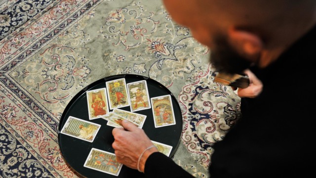 Mit Ende 40: Armin Hermann legt neben dem Life-Coaching auch Tarotkarten. Das Visuelle, sagt er, erleichtere es vielen Menschen, sich zu öffnen.