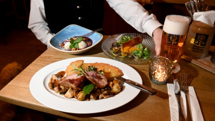 Gastronomie: Der Kellner serviert, in einem Münchner Wirtshaus. Wer aber pleite ist, führt überhaupt keine Steuer mehr ab, weder sieben noch 19 Prozent.