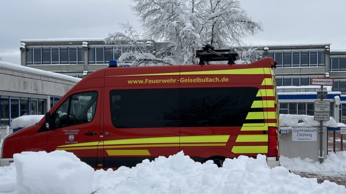 Schule: Evakuiert wegen Schneelast: Das Gymnasium in Olching ist seit Montag geschlossen.