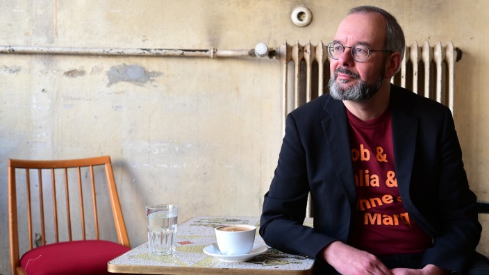 Literatur: Am Schreibtischchen: Thomas Willmann hat fast täglich im Café Kosmos an seinem neuen Roman gearbeitet.