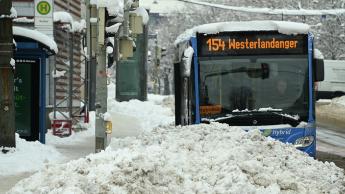 Schulen in München: Noch immer liegt viel Schnee in der Stadt - viele Schüler hatten am Morgen Probleme, zum Unterricht zu gelangen.