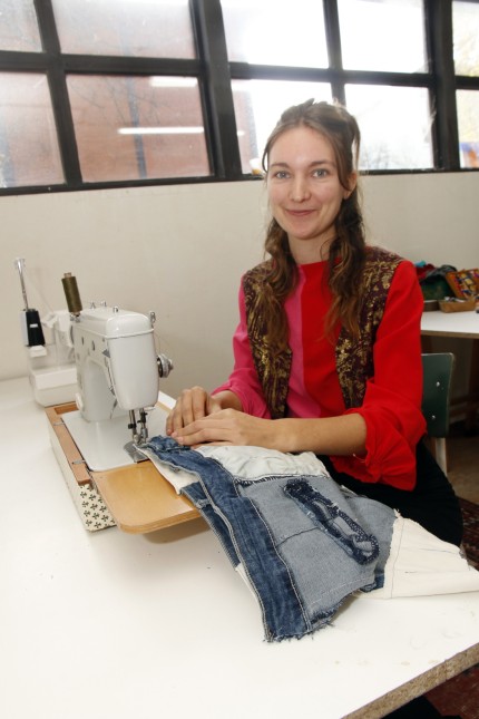Kunst und Kleidung: Die Nähmaschine ist eine komplexe Maschine: Maria Mayer kennt sich aus, wenn es mal klemmt.