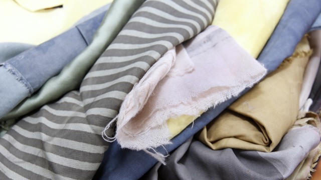 Kunst und Kleidung: Die Welt der Stoffe, aus Alt mach Neu: Aus Textilresten entstehen individuelle Kleidungsstücke.