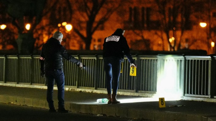Frankreich: Ein mutmaßlicher Islamist hat in Paris unweit des Eiffelturms am Samstagabend einen deutschen Touristen mit einem Messer getötet.
