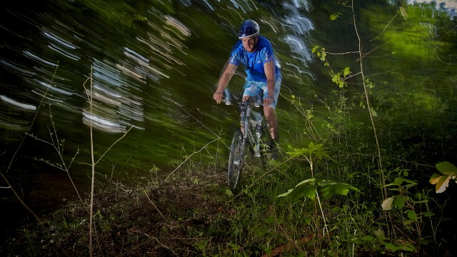 Naherholung an der Isar: Grüne und Bund Naturschutz kritisieren das Mountainbiken in den Isarauen. Hier ein Symbolbild.