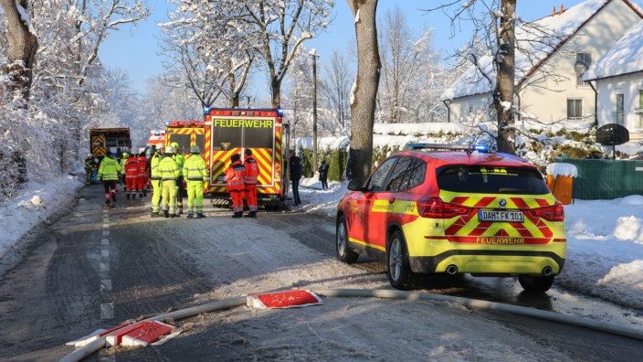 Kripo ermittelt: Die Feuerwehr ist mit einem Großaufgebot zum brennenden Mehrfamilienhaus in der Münchner Straße angerückt.