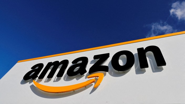 Tech-Konzerne: Das Firmenlogo des Internethändlers Amazon. Viele Internetkonzerne halten sich nicht an die Regeln der EU, monieren Verbraucherschützer.