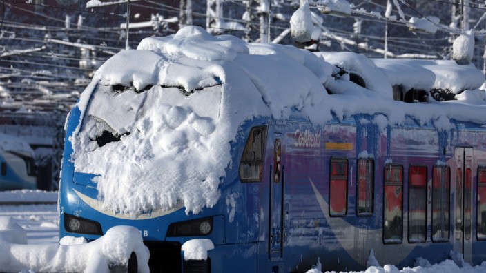 Wintereinbruch in Südbayern: Ein mit Schnee bedeckter Regionalzug steht im Münchner Hauptbahnhof.