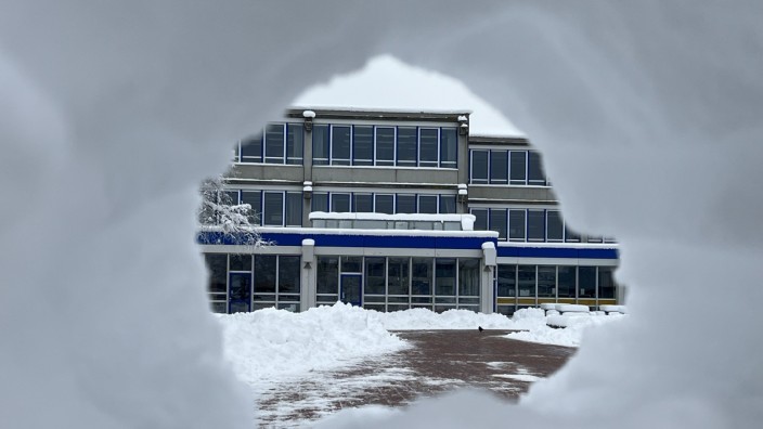 Schulen: Die Schneelast auf dem Olchinger Gymnasium stellt ein Sicherheitsrisiko dar.