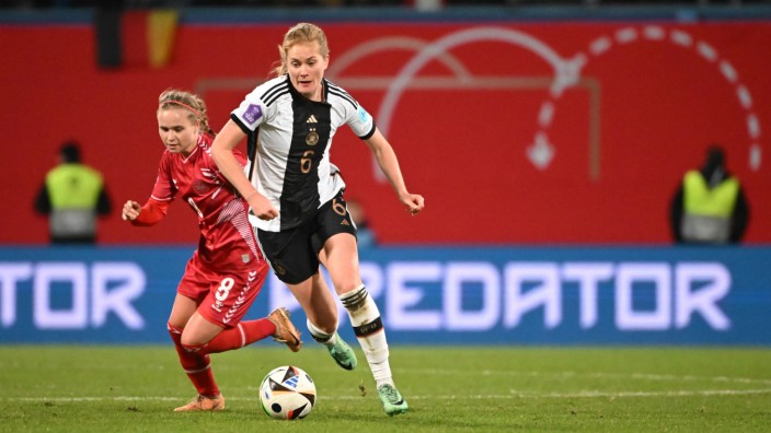 DFB-Frauen in der Nations League: Blüht auf in neuer Rolle: Sjoeke Nüsken (rechts) ragte im Nations-League-Spiel gegen Dänemark heraus.