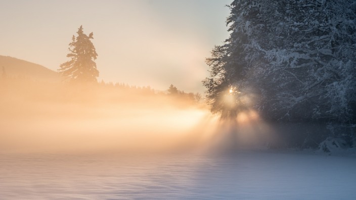 "Schon sehr außergewöhnlich": Der Winter produziert nicht nur Chaos, sondern auch idyllische Bilder: ein Sonnenuntergang bei Waakirchen.