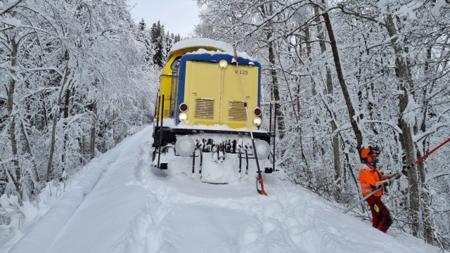 Nach den Schneemassen in Oberbayern: Mitarbeiter der BRB und anderer Unternehmen versuchen seit dem Wochenende, die Gleise wieder frei zu kriegen.