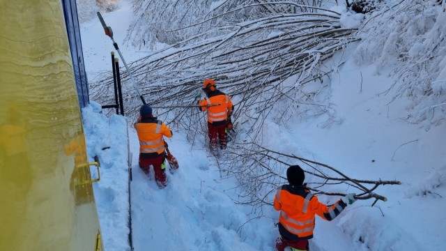 Nach den Schneemassen in Oberbayern: Aufräumarbeiten unter Extrembedingungen.