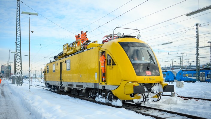 Winter in München: Fahrzeuge befreien, die Infrastruktur reparieren: Die Schneemassen stellen nicht nur die Aufräumarbeiter der Deutschen Bahn vor große Herausforderungen.