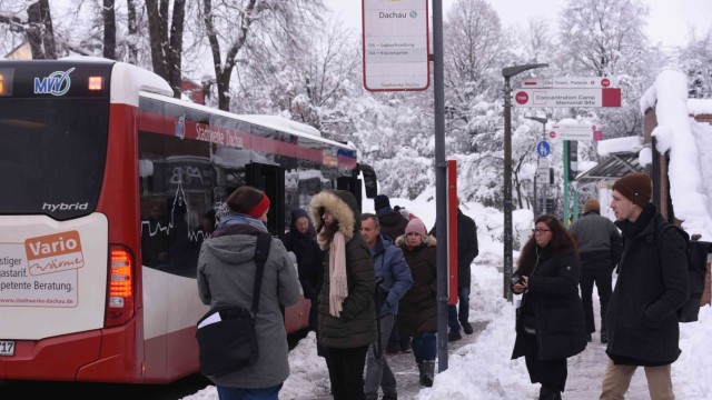 Schnee-Walze: Die Pendlerinnen und Pendler sammeln sich am Bahnhofsvorplatz und warten dort auf die Großraumtaxen des Schienenersatzverkehrs.