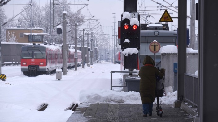 Schnee-Walze: S-Bahnen sind am Montagvormittag zwar vom Dachauer Bahnsteig aus zu sehen, bewegen sich aber nicht vom Fleck.