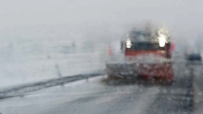 Starke Schneefälle: Der Winterdienst hatte am Wochenende Mühe, auch nur die wichtigsten Straßen frei zu halten.